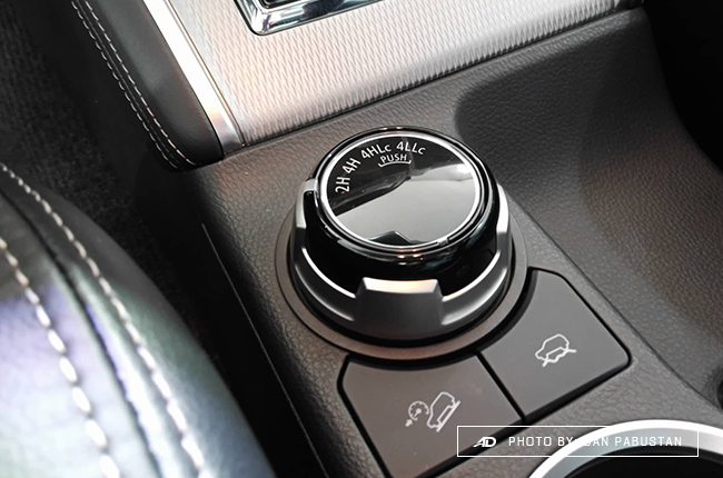 2019 Mitsubishi Strada 4WD knob