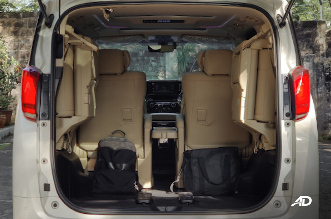 2019 Toyota Alphard cargo area rear folded 