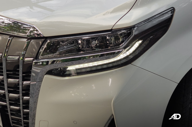2019 Toyota Alphard headlights
