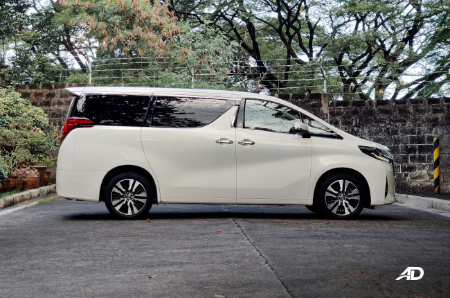 2019 Toyota Alphard side profile