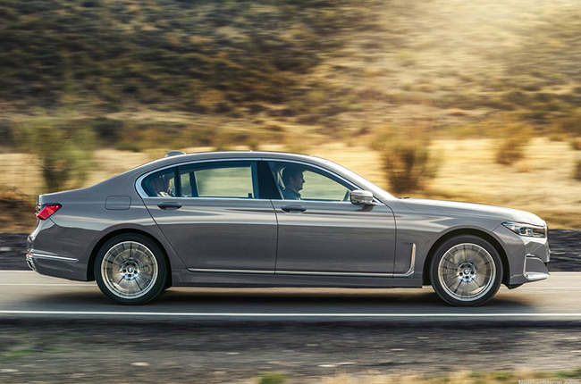 2020 BMW 7 Series side profile