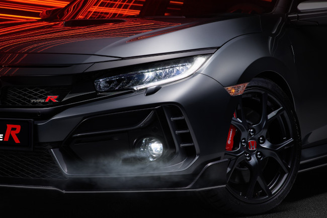 2020 Honda Civic Type R Sport Line front clip and 19-inch wheels