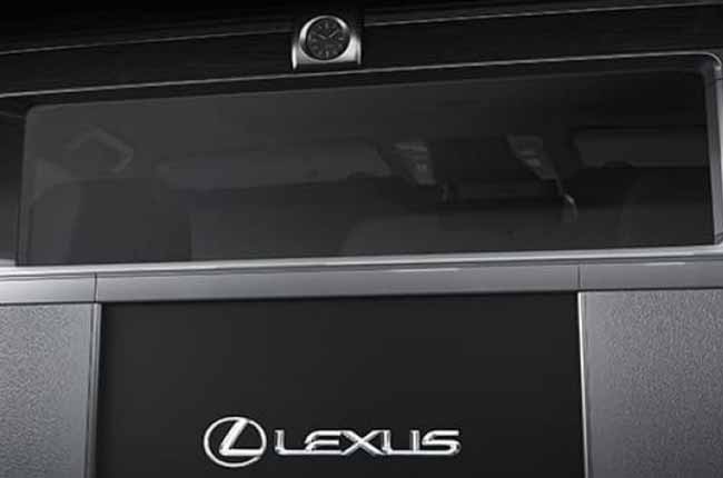 2020 Lexus LM divider