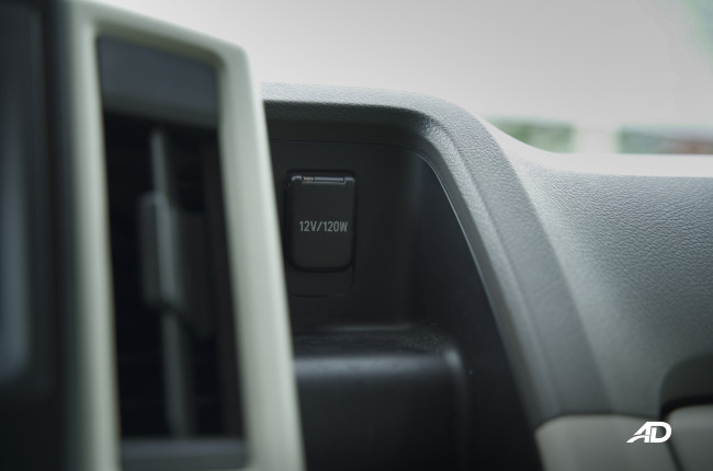 20202 Toyota Hiace GL Grandia Tourer 12v socket