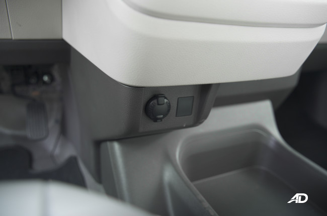 20202 Toyota Hiace GL Grandia Tourer 12v socket