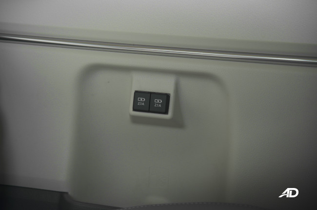 20202 Toyota Hiace GL Grandia Tourer 2.1 amp charging ports