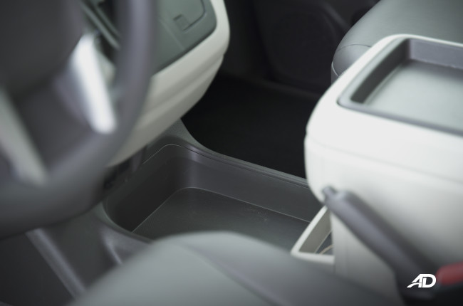 20202 Toyota Hiace GL Grandia Tourer central storage area