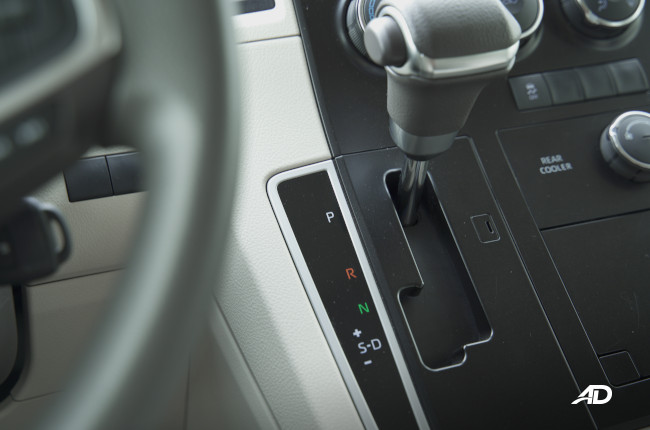 20202 Toyota Hiace GL Grandia Tourer gear lever