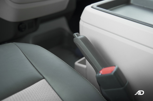 20202 Toyota Hiace GL Grandia Tourer handbrake