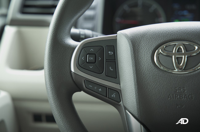 20202 Toyota Hiace GL Grandia Tourer steering wheel controls 