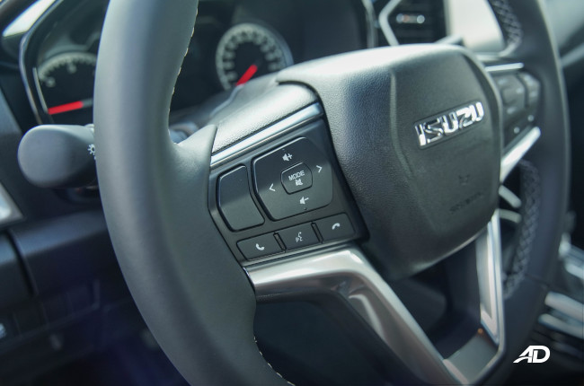2021 Isuzu D-max Inteior steering wheel buttons