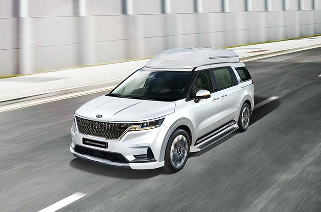 2021 Kia Carnival Hi-Limousine exterior quarter front