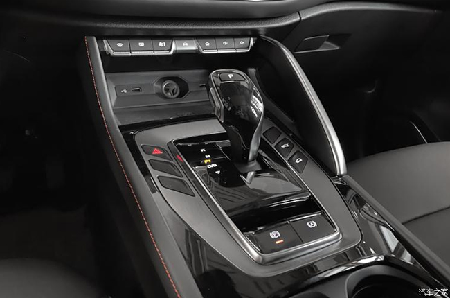 2021 MG Linghang interior shifter