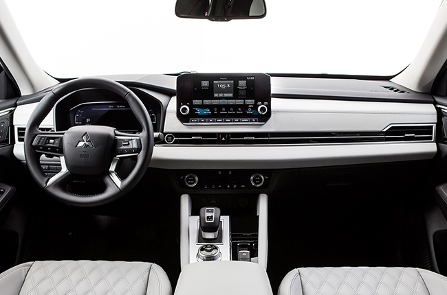 2021 Mitsubishi Outlander interior dahsboard