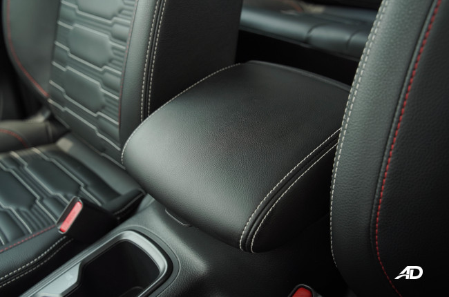 2021 Nissan Navara PRO-4X Philippines center armrest 