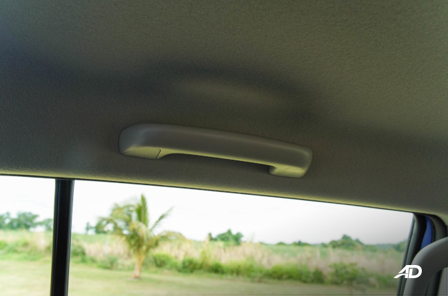 2021 Toyota Hilux G Philippines grab handles