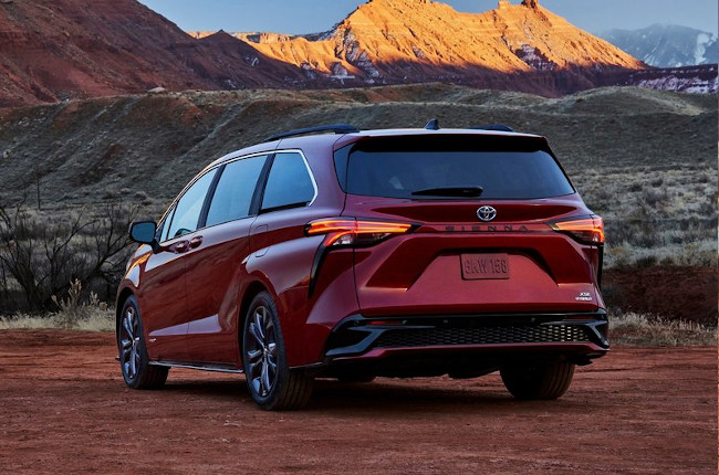 2021 Toyota Sienna Hybrid rear quarter 