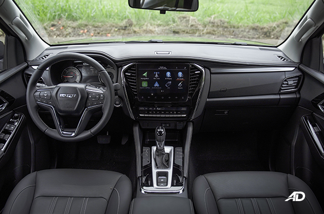 2022 Isuzu mu-X interior