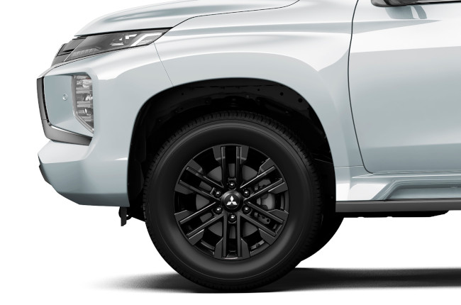 2022 Mitsubishi Montero Sport Black Series 18-inch black wheels 