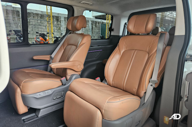 2023 Hyundai Staria Premium+ Captains' Chairs