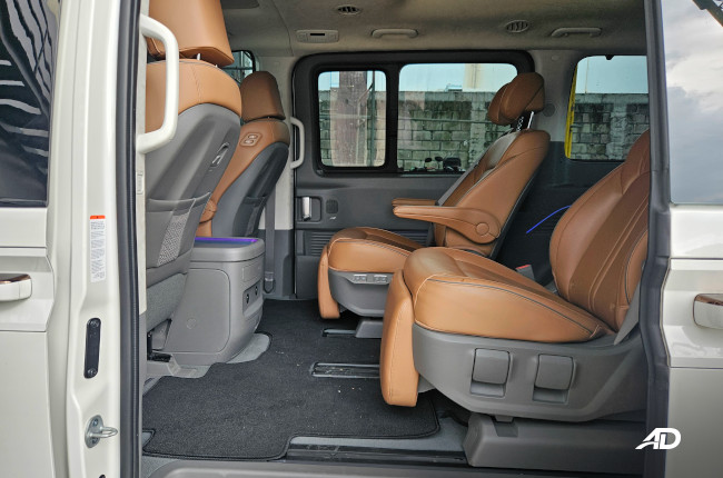 2023 Hyundai Staria Premium+ captains' chairs 