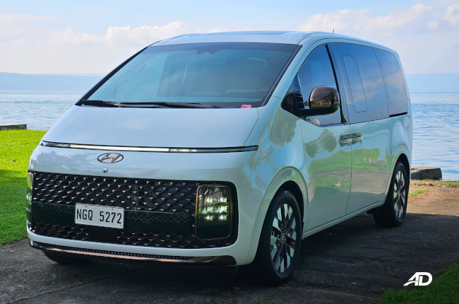 2023 Hyundai Staria Premium+ Exterior Front Quarter