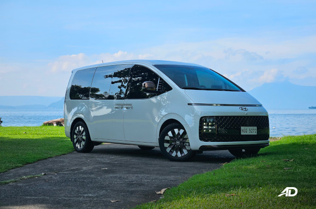 2023 Hyundai Staria Premium+ Exterior Front Side 