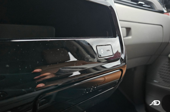 2023 Hyundai Staria Premium+ Wireless Charging light 