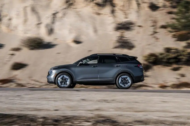 2023 Kia Sportage PHEV Side rolling