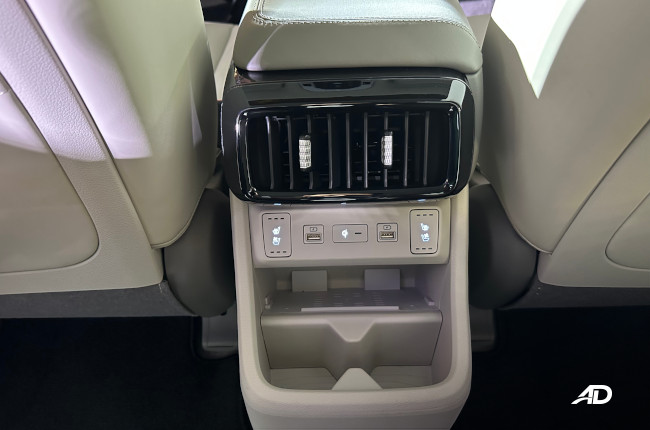 2024 Hyundai Custin Rear console