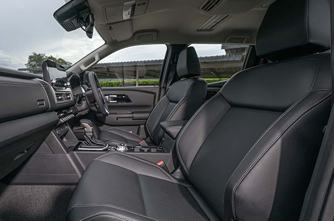 2024 Mitsubishi Triton interior 