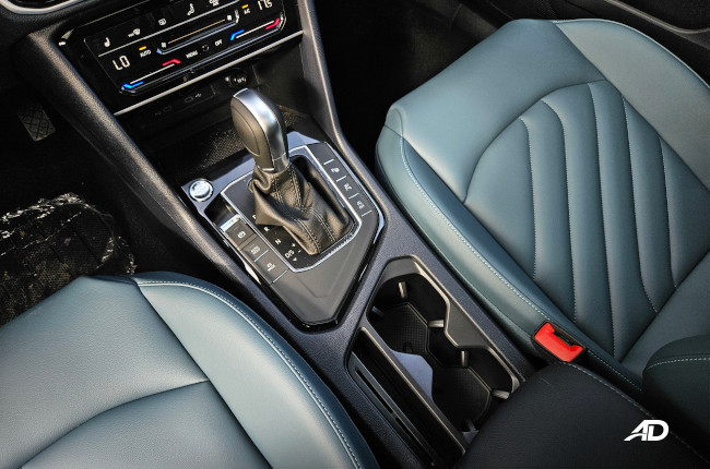 2024 Volkswagen Tharu Center console