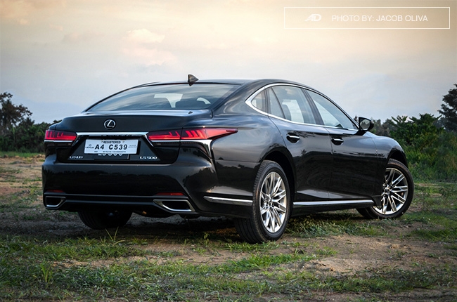 2018 lexus ls 500 rear quarter