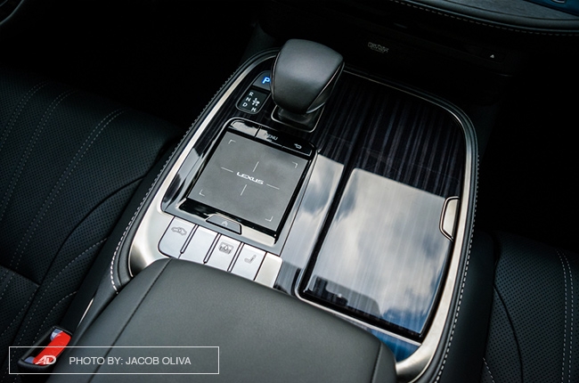 2018 lexus ls 500 center console