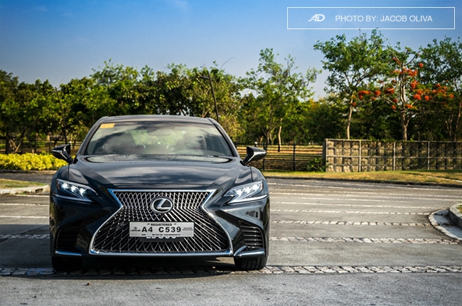 2018 lexus ls 500 front road