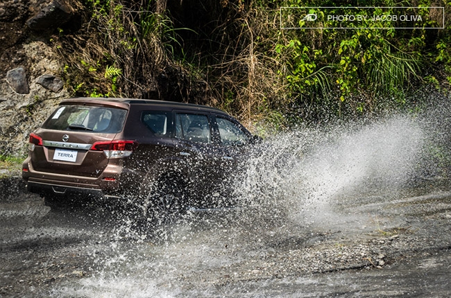 2018 Nissan Terra Philippines water splashes drive