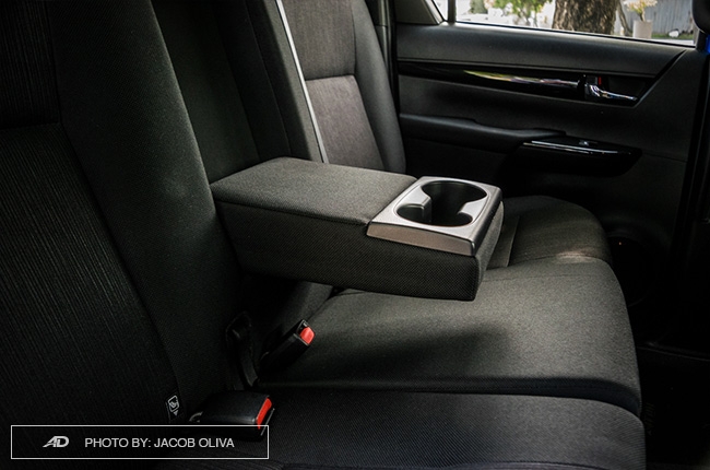 2018 Toyota Hilux Conquest arm rest cupholders
