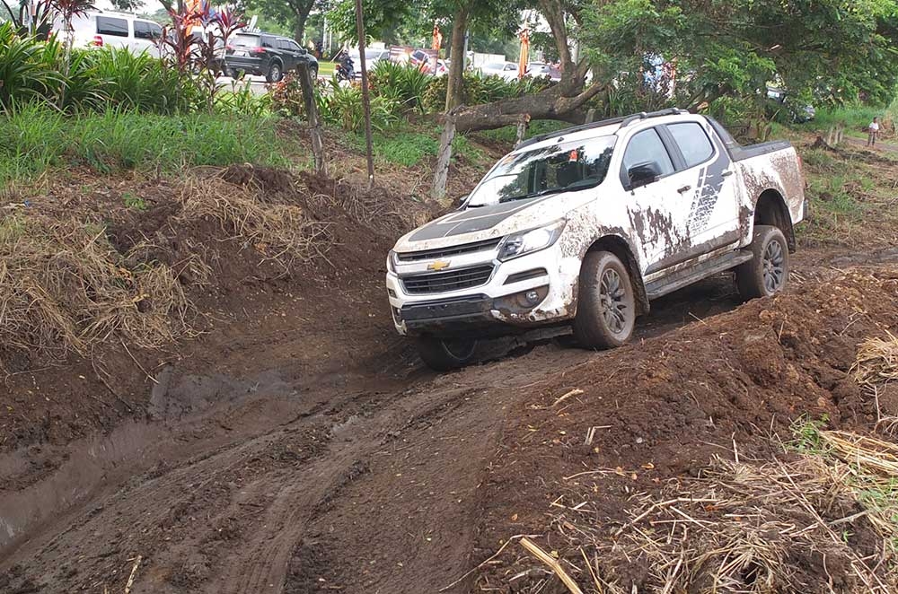 Chevrolet Colorado Storm white