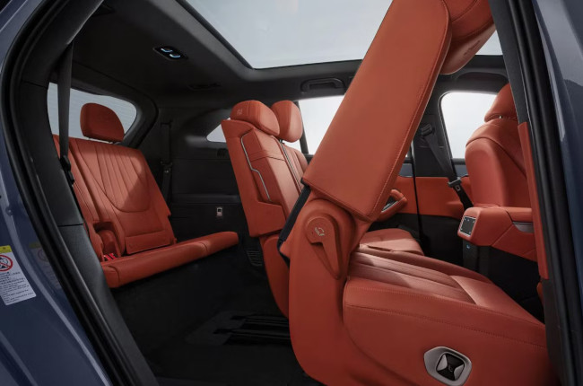 BYD Sealion 8 interior rear