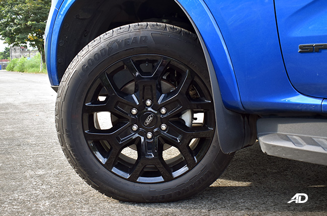 Ford Everest Sport exterior 20-inch blacked-out wheels