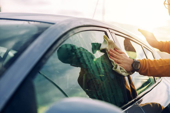 How to prevent your car's windshield from fogging in the rain