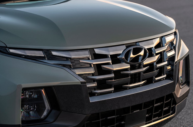 Hyundai Santa Cruz Pickup Truck front grille DRLs off 