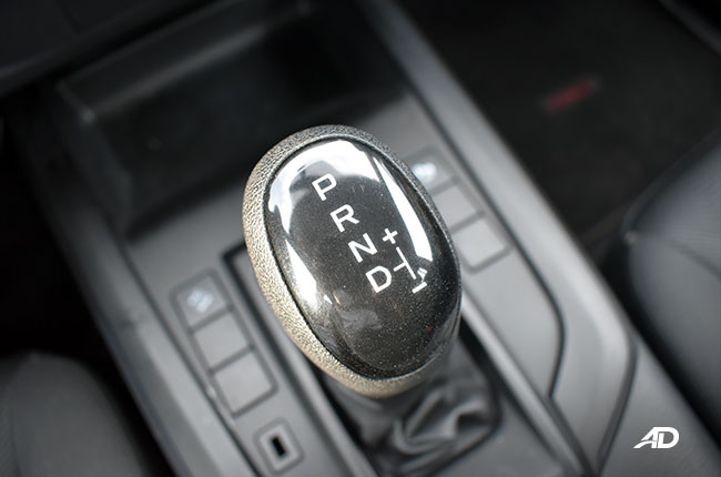 Isuzu D-MAX interior gear shifter