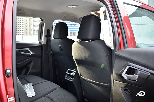 Isuzu D-MAX interior second row seats