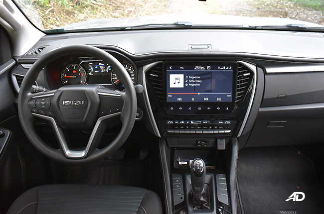 Isuzu mu-X LS-A 4x2 AT interior dashboard