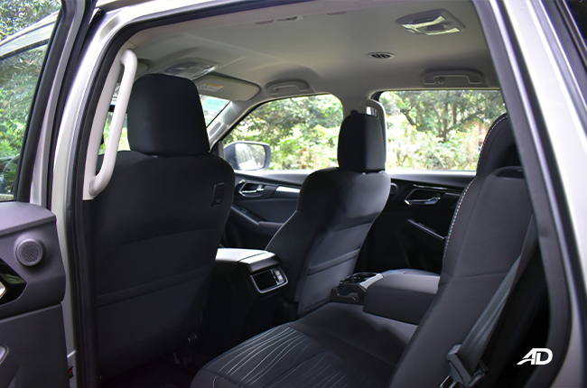 Isuzu mu-X LS-A 4x2 AT interior rear seats