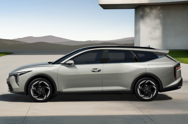 Kia K4 Sportwagon Side