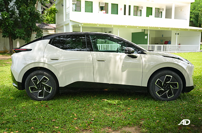 Lynk & Co 02 Side Profile