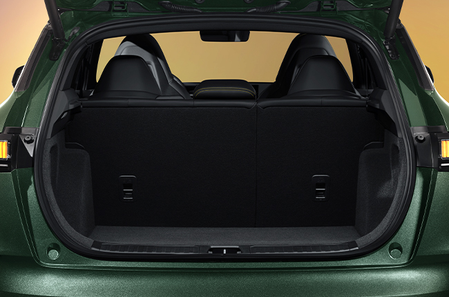  Lynk & Co 06 Trunk