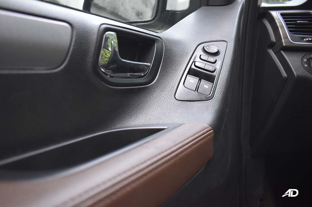 Maxus g10 interior road test door siding